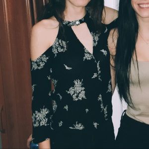 Black key hole cut out shoulder top